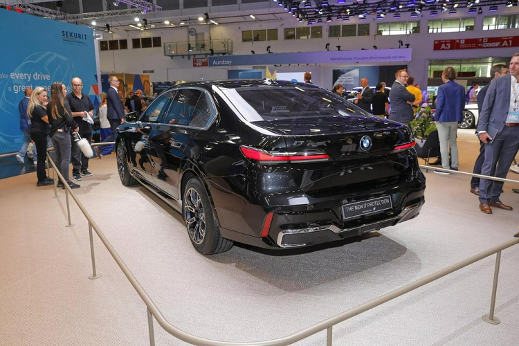 Mặc dù an toàn hơn nhưng BMW i7 Protection trông không khác gì phiên bản tiêu chuẩn, trừ khi lắp thêm hệ thống đèn nháy và cột cờ tùy chọn. Mục đích của việc làm này là để mẫu xe bọc thép chống đạn hòa vào đám đông, không thu hút sự chú ý. BMW i7 Protection 2024 được trang bị vành hợp kim 20 inch, đi kèm hệ thống phanh hiệu suất cao và lốp run-flat Michelin PAX được phát triển đặc biệt cho xe.