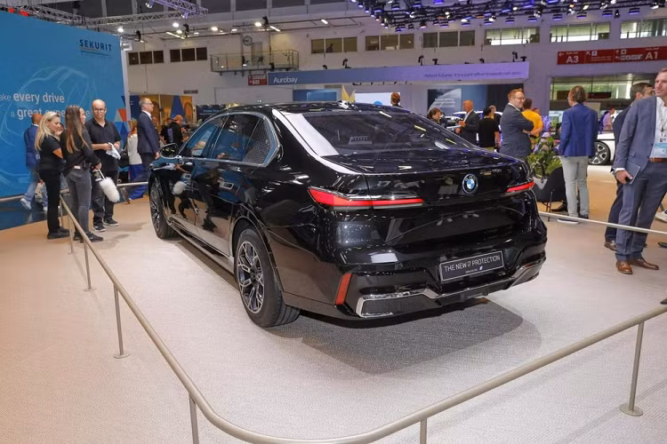 Mặc dù an toàn hơn nhưng BMW i7 Protection trông không khác gì phiên bản tiêu chuẩn, trừ khi lắp thêm hệ thống đèn nháy và cột cờ tùy chọn. Mục đích của việc làm này là để mẫu xe bọc thép chống đạn hòa vào đám đông, không thu hút sự chú ý. BMW i7 Protection 2024 được trang bị vành hợp kim 20 inch, đi kèm hệ thống phanh hiệu suất cao và lốp run-flat Michelin PAX được phát triển đặc biệt cho xe.