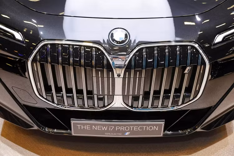 Hiện hãng BMW chưa công bố quãng đường di chuyển sau khi sạc đầy pin của BMW i7 Protection 2024. Tuy nhiên, sẽ không ngạc nhiên nếu xe có quãng đường di chuyển thấp hơn nhiều so với bản thường vì nặng hơn. Thay đổi cuối cùng của BMW i7 Protection 2024 so với bản thường là hệ thống treo được hiệu chỉnh để phù hợp với trọng lượng tăng lên đồng thời tập trung vào cảm giác thoải mái và kiểm soát phản hồi mặt đường.