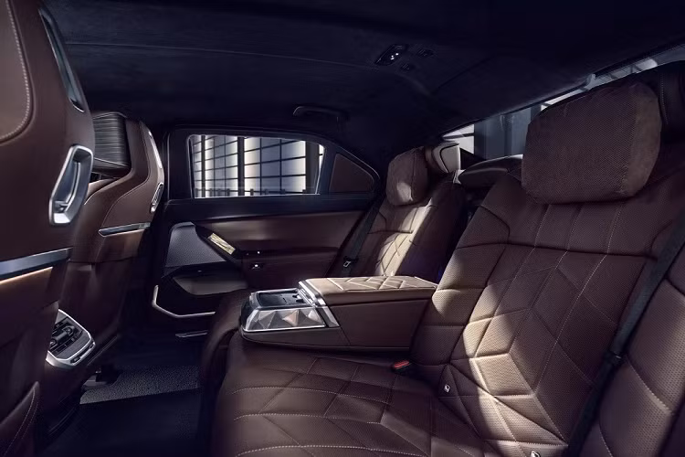 Theo hãng BMW, i7 Protection 2024 được phát triển dựa trên x7 xDrive 60 thông thường nhưng lại dùng một số trang bị của M70 xDrive. Xe được trang bị 2 mô-tơ điện với công suất tổng cộng 536 mã lực và mô-men xoắn cực đại 745 Nm. Sức mạnh được truyền tới cả 4 bánh, cho phép xe tăng tốc từ 0-100 km/h trong 9 giây thay vì 4,7 giây và tốc độ tối đa bị giới hạn ở mức 160 km/h thay vì 240 km/h như BMW i7 thông thường.