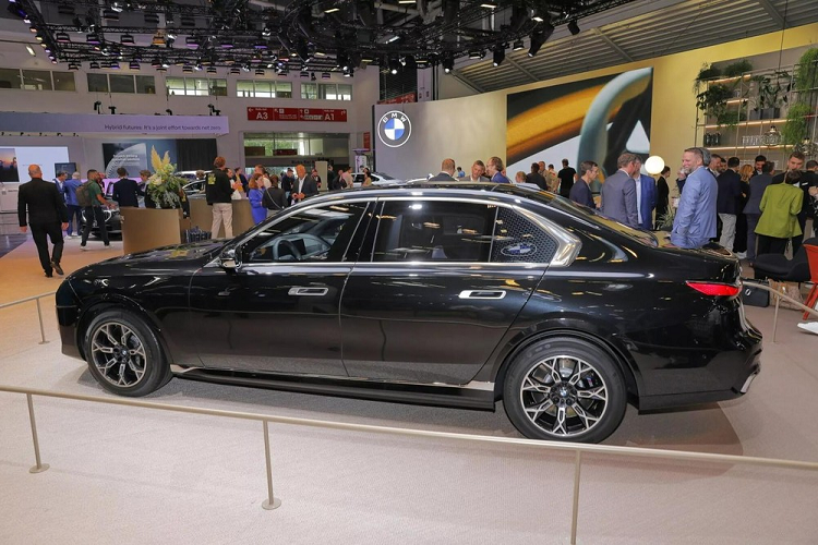 Tương tự 7-Series Protection mới, BMW i7 Protection 2024 chạy điện bọc thép cũng đạt tiêu chuẩn chống đạn VR9. Có được điều đó là nhờ sự kết hợp giữa lớp bọc thép xung quanh xe và bên dưới gầm cũng như kính chống đạn. Vì là ôtô điện nên mẫu xe này không có bình xăng tự động bịt kín sau khi bị trúng đạn để ngăn rò rỉ như 7-Series Protection 2024.