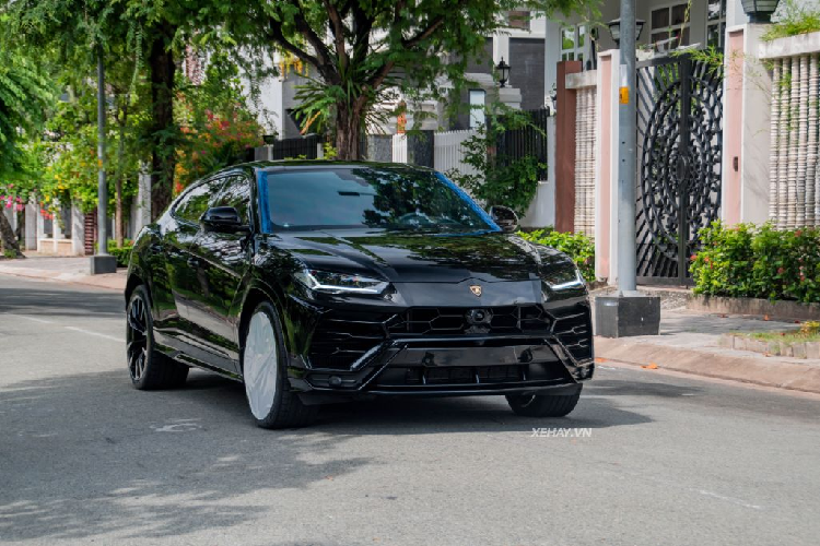 Sở hữu ngoại thất màu đen bóng bẩy, chiếc siêu SUV Lamborghini Urus tại TP HCM này như được tôn thêm những đường nét rắn rỏi, góc cạnh. Nổi bật phần đầu xe là khu vực hút gió và cản trước được tạo điểm nhấn mang phong cách máy bay chiến đấu.