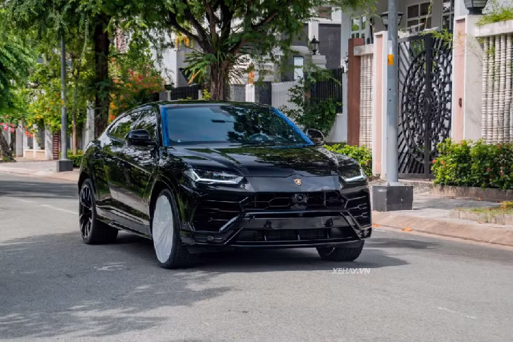 Sở hữu ngoại thất màu đen bóng bẩy, chiếc siêu SUV Lamborghini Urus tại TP HCM này như được tôn thêm những đường nét rắn rỏi, góc cạnh. Nổi bật phần đầu xe là khu vực hút gió và cản trước được tạo điểm nhấn mang phong cách máy bay chiến đấu.