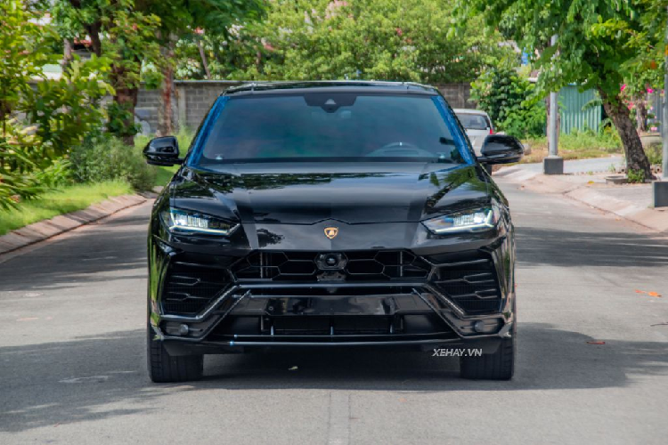 Chiếc Lamborghini Urus hàng thửa này có nhiều chi tiết được thiết kế theo họa tiết chữ Y “Ypsilon” và hình lục giác như cản trước, đèn pha và đèn hậu. Thiết kế này vừa mang hiệu ứng thị giác vừa đóng vai trò không nhỏ trong tính khí động học của chiếc SUV.
