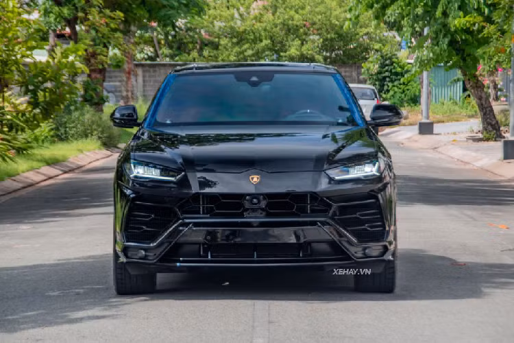 Chiếc Lamborghini Urus hàng thửa này có nhiều chi tiết được thiết kế theo họa tiết chữ Y “Ypsilon” và hình lục giác như cản trước, đèn pha và đèn hậu. Thiết kế này vừa mang hiệu ứng thị giác vừa đóng vai trò không nhỏ trong tính khí động học của chiếc SUV.