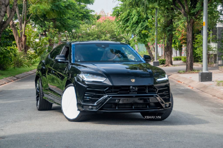 Chiếc Lamborghini Urus này được trang bị bộ mâm 5 chấu kép sơn 2 màu với kích thước lên đến 23 inch đi cùng hệ thống phanh hiệu suất cao màu đỏ, đĩa phanh Carbon Ceramic to bản. Cặp mâm này là tuỳ chọn thêm bên ngoài, bởi những chiếc Urus tiêu chuẩn vốn chỉ được nhà sản xuất trang bị bộ mâm 21 inch.
