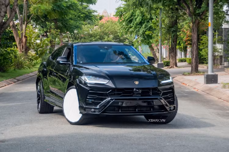 Chiếc Lamborghini Urus này được trang bị bộ mâm 5 chấu kép sơn 2 màu với kích thước lên đến 23 inch đi cùng hệ thống phanh hiệu suất cao màu đỏ, đĩa phanh Carbon Ceramic to bản. Cặp mâm này là tuỳ chọn thêm bên ngoài, bởi những chiếc Urus tiêu chuẩn vốn chỉ được nhà sản xuất trang bị bộ mâm 21 inch.