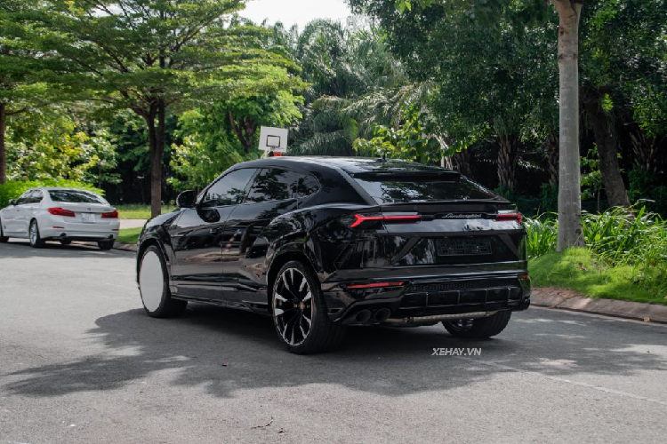 Phía sau Lamborghini Urus mang đậm phong cách của một chiếc Coupe thể thao với kiểu thiết kế mềm mại kết hợp với những chi tiết góc cạnh mạnh mẽ tạo nên tổng thể hài hoà. Đuôi xe gây ấn tượng với cụm đèn hậu hình chữ Y nằm ngang dạng LED, hai bên nối liền với nhau thông qua dòng chữ Lamborghini. Hệ thống ống xả kép đặt đối xứng 2 bên, cản sau màu xám làm từ nhựa cao cấp.