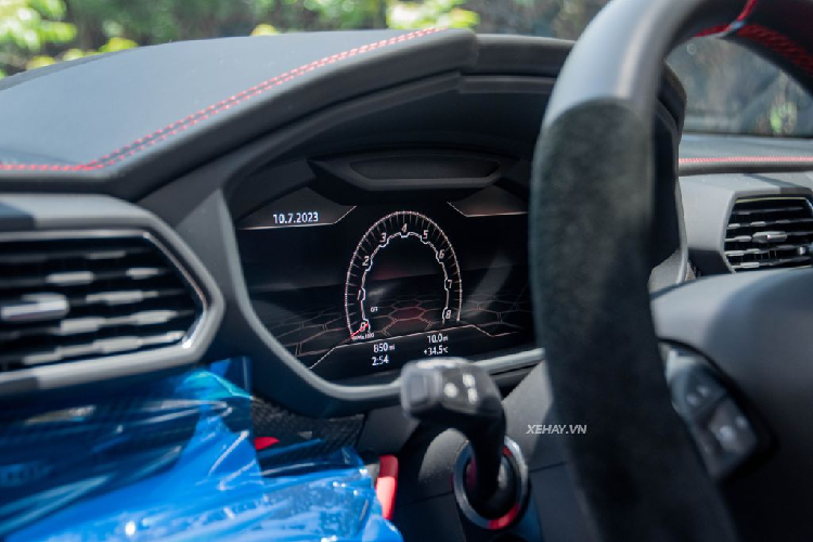 Với cấu hình 5 chỗ ngồi, hàng ghế sau có thể dễ dàng điều chỉnh trượt lên/xuống, giúp tăng không gian để chân hoặc mở rộng khoang hành lý. Người dùng ở hàng ghế thứ 2 còn được trang bị các tiện ích như: cửa gió điều hòa, điều khiển cảm ứng, có cổng sạc điện thoại và bệ tỳ tay.