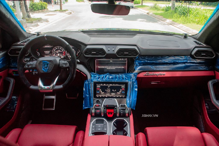 Chiếc Lamborghini Urus được trang bị vô lăng 3 chấu đa chức năng cho phép người lái có thể tùy chỉnh nhiều hệ thống vận hành và tiện nghi mà không cần buông tay. Màn hình trung tâm kỹ thuật số TFT có khả năng hiển thị hiệu ứng 3 chiều và tùy chỉnh theo ý thích cá nhân.