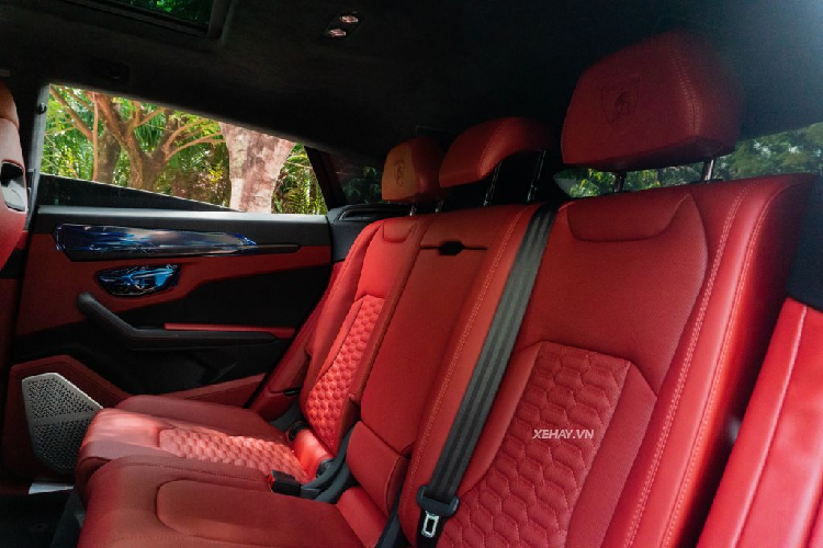 Lamborghini Urus được trang bị động cơ V8 4.0L tăng áp kép cho sức mạnh lên tới 641 mã lực và mô-men xoắn cực đại đi kèm lên tới 850 Nm - đủ sức kéo chiếc SUV nặng 2,2 tấn đang đứng im bắn đi với tốc độ 100km/h chỉ trong 3,6 giây; từ 0 - 200km/h trong 12,8 giây trước khi đạt tốc độ cực đại lên tới hơn 300 km/h.