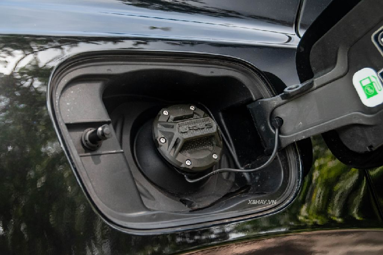 Dàn loa có khả năng giả lập âm thanh 3 chiều mang lại trải nghiệm âm thanh tuyệt vời cho người nghe. Xe được trang bị ghế thể thao chỉnh điện 12 hướng, kết hợp tính năng thông gió và massage.