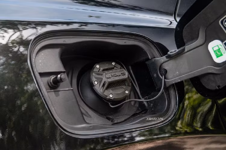 Dàn loa có khả năng giả lập âm thanh 3 chiều mang lại trải nghiệm âm thanh tuyệt vời cho người nghe. Xe được trang bị ghế thể thao chỉnh điện 12 hướng, kết hợp tính năng thông gió và massage.