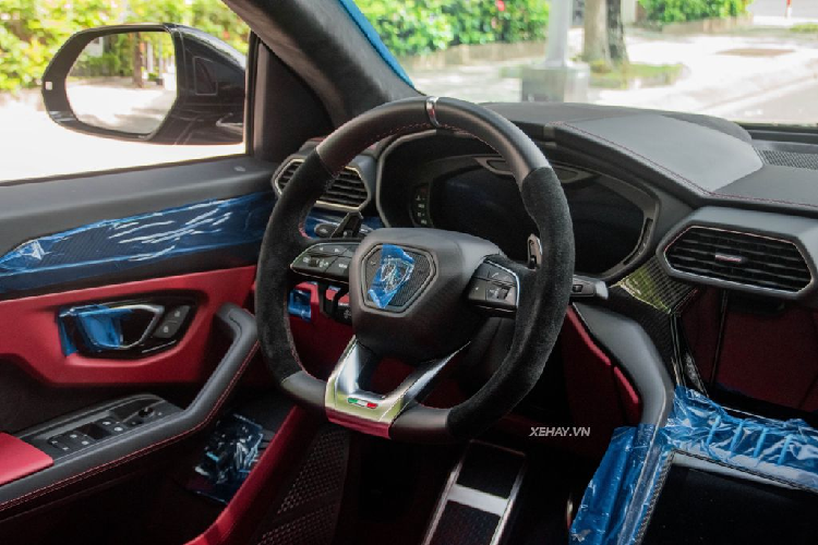 Xe có táp-pi cửa được ốp trang trí bằng sợi carbon, bảng điều khiển trung tâm 2 tầng hiển thị thông tin, ốp nút start/stop bằng kim loại sơn đỏ nổi bật, sạc không dây, cửa sổ trời toàn cảnh… Ngoài ra, xe còn có hệ thống 21 loa Bang &amp; Olufsen (trong khi bản tiêu chuẩn chỉ có 8 loa theo xe).