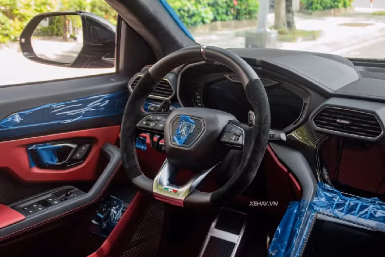 Xe có táp-pi cửa được ốp trang trí bằng sợi carbon, bảng điều khiển trung tâm 2 tầng hiển thị thông tin, ốp nút start/stop bằng kim loại sơn đỏ nổi bật, sạc không dây, cửa sổ trời toàn cảnh… Ngoài ra, xe còn có hệ thống 21 loa Bang &amp; Olufsen (trong khi bản tiêu chuẩn chỉ có 8 loa theo xe).