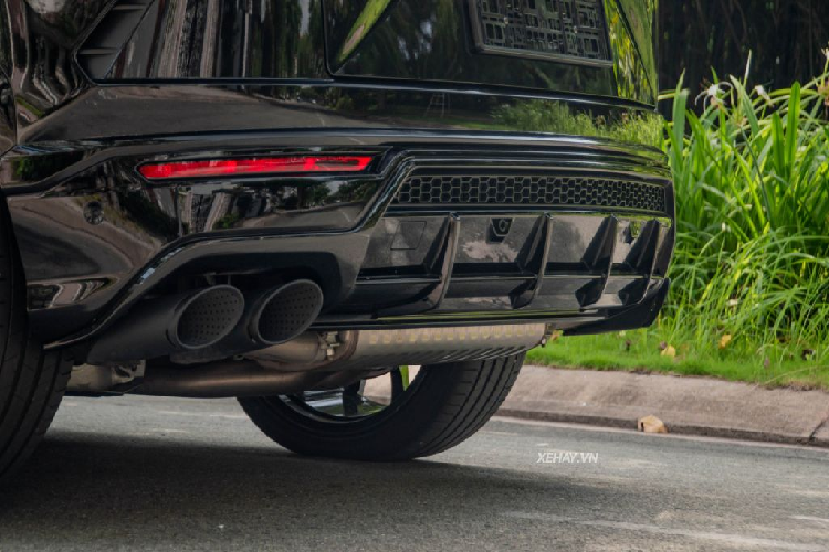 Về nội thất, bên trong khoang cabin chiếc Urus này nổi bật với tone màu đỏ chủ đạo, các chi tiết đều được bọc da Alcantara kết hợp da lộn cao cấp. Các họa tiết lục giác đặc trưng cũng xuất hiện tại cửa gió điều hòa, tay nắm cửa, đường chỉ may tương phản…