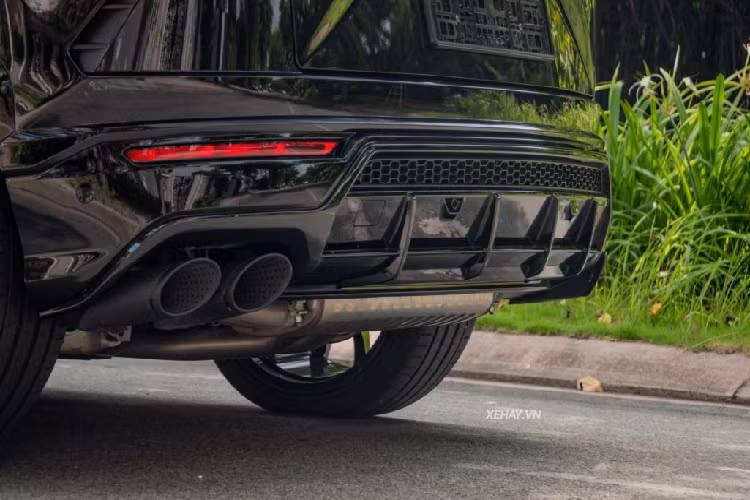 Về nội thất, bên trong khoang cabin chiếc Urus này nổi bật với tone màu đỏ chủ đạo, các chi tiết đều được bọc da Alcantara kết hợp da lộn cao cấp. Các họa tiết lục giác đặc trưng cũng xuất hiện tại cửa gió điều hòa, tay nắm cửa, đường chỉ may tương phản…