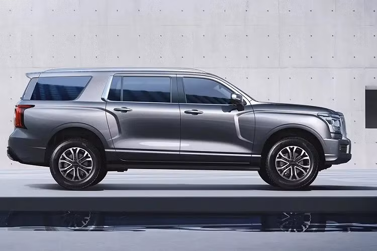 Mới đây, thương hiệu Haval của Great Wall Motor đã tung ra những hình ảnh chính thức đầu tiên của H5. Được phát triển dựa trên cơ sở gầm bệ của xe bán tải King Kong Cannon, mẫu xe này thuộc phân khúc SUV cỡ lớn. Thậm chí, Haval H5 2023 chẳng khác nào phiên bản Trung Quốc của mẫu SUV cỡ lớn Toyota Sequoia nổi tiếng.