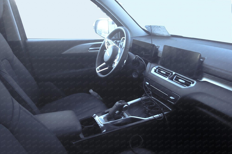 Nằm bên trong hốc bánh này là bộ vành hợp kim có thiết kế 6 chấu kép. Đằng sau Haval H5 2023 xuất hiện cụm đèn hậu nằm dọc cỡ lớn. Trong khi đó, nằm vắt ngang cửa cốp là nẹp màu đen dày dặn, tích hợp tem chữ nổi "Haval" khá lớn. Trên cản sau còn có 2 đèn phản quang và đầu ống xả hình chữ nhật.