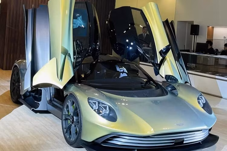 Vào tháng 8/2022, thông tin 1 đại gia Việt đặt mua Aston Martin Valhalla đã nhận được sự quan tâm của không ít người yêu xe, thú vị hơn, tại thời điểm đó, Aston Martin chưa cho ra mắt 1 phiên bản thương mại nào của Valhalla để khách có thể nghe động cơ cũng như nhiều thứ khác, điều này càm làm cho không ít người nể phục độ đam mê và chịu chơi của đại gia này.