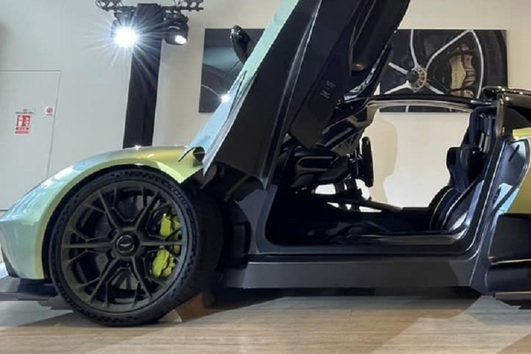 Việc Aston Martin Valhalla đã có mặt tại 1 đất nước chỉ cách Việt Nam hơn 2 giờ bay đã khiến không ít người yêu xe nóng lòng, trông chờ ngày bom tấn của Aston Martin về nước dù với tư cách xe trưng bày hay là xe dành cho vị khách đặc biệt đã cọc mua. Siêu xe Aston Martin Valhalla có giá bán khởi điểm tại nước ngoài từ 800.000 đô la.