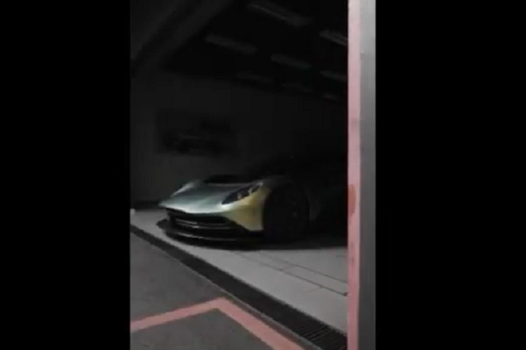 Siêu xe Valhalla có khả năng tăng tốc từ vị trí xuất phát lên 100 km/h trong vòng thời gian 2,5 giây trước khi đạt tốc độ tối đa là 330 km/h.