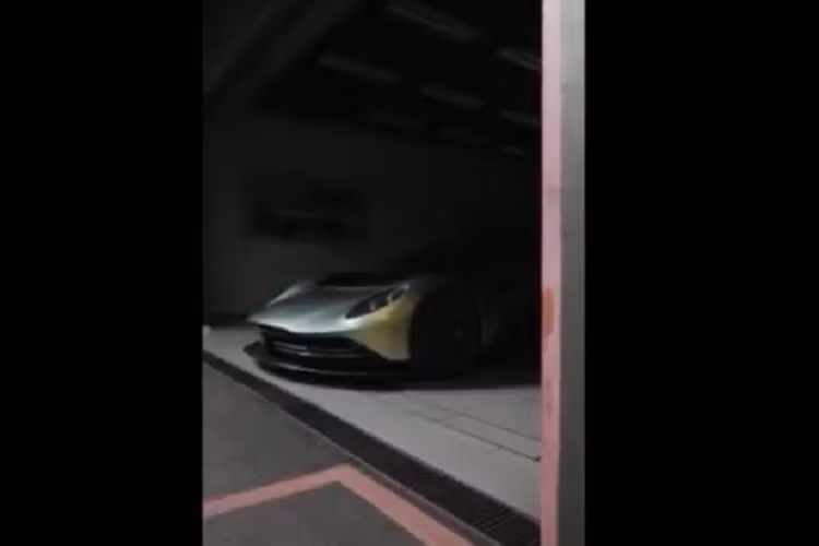 Siêu xe Valhalla có khả năng tăng tốc từ vị trí xuất phát lên 100 km/h trong vòng thời gian 2,5 giây trước khi đạt tốc độ tối đa là 330 km/h.