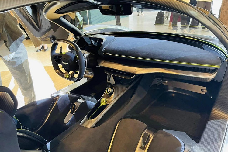 Dòng siêu xe Aston Martin Valhalla được sử dụng hệ thống truyền động PHEV mới với động cơ V8, tăng áp kép, dung tích 4.0 lít được đặt giữa phía sau và có tích hợp thêm 2 mô tơ điện kết hợp giúp tổng công suất cho xe Aston Martin Valhalla lên đến 937 mã lực và mô-men xoắn cực đại là 1.000 Nm.