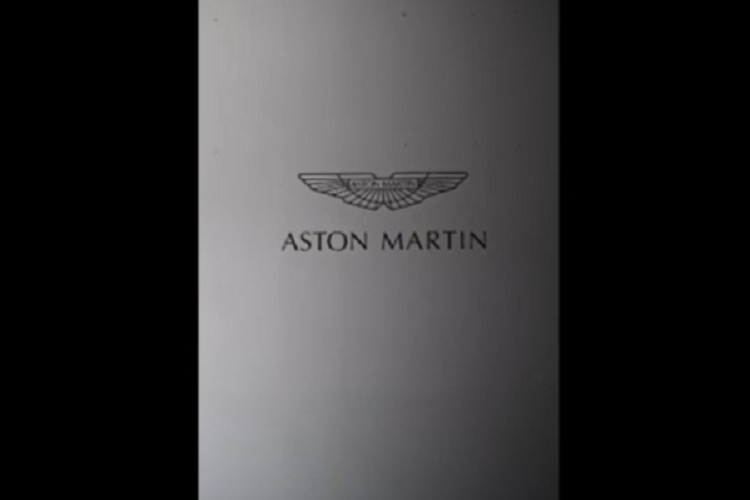 Siêu xe Aston Martin Valhalla sử dụng hộp số tự động ly hợp kép 8 cấp được phát triển và chế tạo độc quyền cho các cỗ máy dùng động cơ hybrid của Aston Martin, kết hợp với đó là việc xe được trang bị bộ vi sai chống trượt điện tử ở trục sau và có chế độ lùi bằng điện khi người lái chỉ sử dụng 2 mô tơ điện.