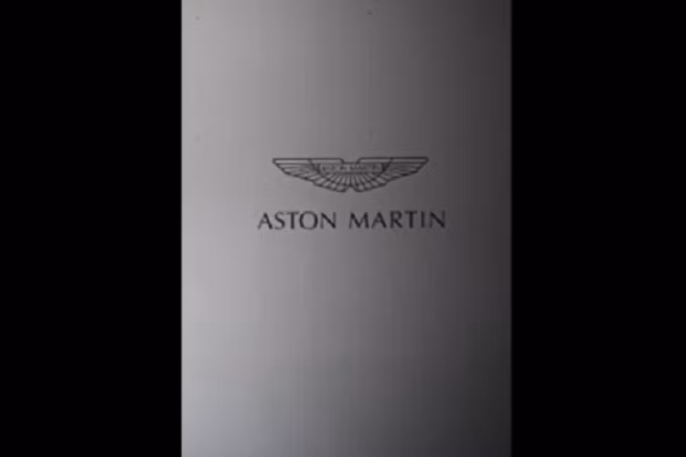 Siêu xe Aston Martin Valhalla sử dụng hộp số tự động ly hợp kép 8 cấp được phát triển và chế tạo độc quyền cho các cỗ máy dùng động cơ hybrid của Aston Martin, kết hợp với đó là việc xe được trang bị bộ vi sai chống trượt điện tử ở trục sau và có chế độ lùi bằng điện khi người lái chỉ sử dụng 2 mô tơ điện.
