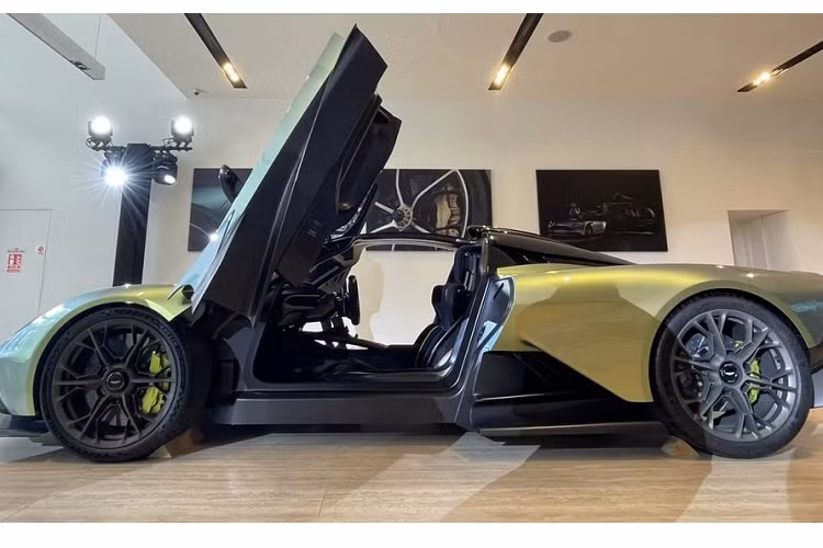 Nhưng mới đây nhất, siêu phẩm Aston Martin Valhalla 2023 mới đã hạ cánh tại thị trường Singapore, đây cũng là một trong số những quốc gia có số lượng siêu xe nhiều nhất ở Đông Nam Á.