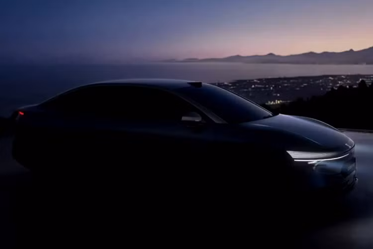 Trong khi đó, nắp cốp sau dạng vỏ sò tích hợp đèn hậu của xe lại khá giống Lucid Air và Porsche Taycan. Hiện thương hiệu Zeekr chưa công bố hình ảnh nội thất của mẫu xe này. Chỉ biết rằng, xe được trang bị trần kính toàn cảnh có thể thay đổi độ trong/đục và nội thất 5 chỗ ngồi bọc da màu sáng sang trọng.