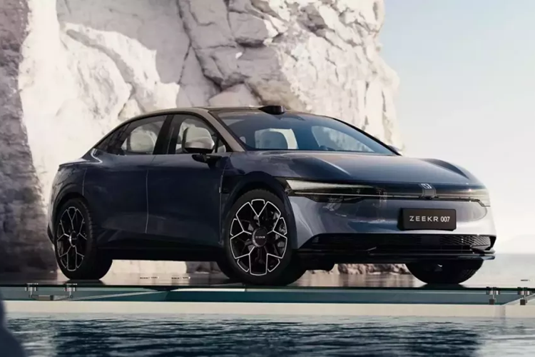 Zeekr là thương hiệu con chuyên sản xuất ôtô điện cao cấp của tập đoàn Geely. Tuy mới đi vào hoạt động từ năm 2021 nhưng Zeekr hiện đã sở hữu dàn sản phẩm với 3 mẫu xe, bao gồm 001, 009 và X. Trong triển lãm Ô tô Quảng Châu 2023, khai mạc tại Trung Quốc vào ngày 17/11 tới đây, hãng sẽ vén màn mẫu xe thứ 4 của mình là Zeekr 007 2024 mới.