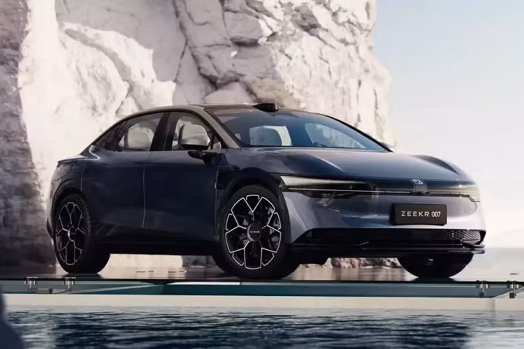 Zeekr là thương hiệu con chuyên sản xuất ôtô điện cao cấp của tập đoàn Geely. Tuy mới đi vào hoạt động từ năm 2021 nhưng Zeekr hiện đã sở hữu dàn sản phẩm với 3 mẫu xe, bao gồm 001, 009 và X. Trong triển lãm Ô tô Quảng Châu 2023, khai mạc tại Trung Quốc vào ngày 17/11 tới đây, hãng sẽ vén màn mẫu xe thứ 4 của mình là Zeekr 007 2024 mới.