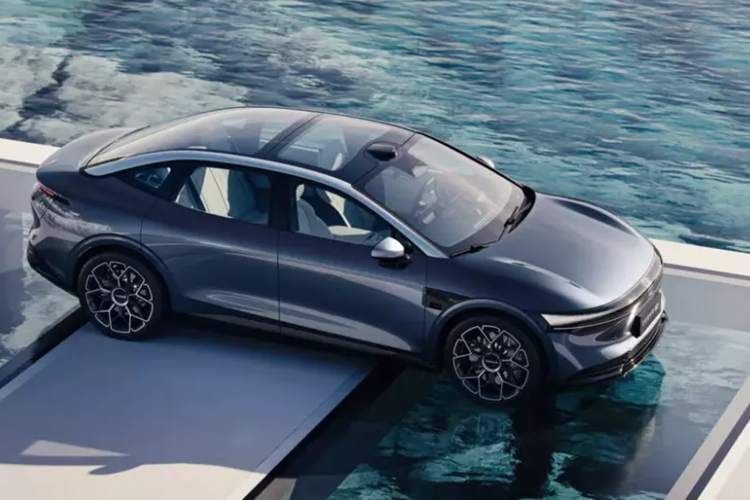 Sở hữu kiểu dáng sedan, 007 được cho là nỗ lực đầu tiên của Zeekr trong việc cạnh tranh trực tiếp với xe Tesla. Đồng thời, 007 cũng là mẫu xe đánh dấu ngôn ngữ thiết kế mới của thương hiệu Zeekr. Quá trình tạo hình của mẫu Zeekr 007 2024 chạy điện này được giám sát bởi giám đốc thiết kế Stefan Sielaff, người từng đầu quân cho Audi và Bentley.