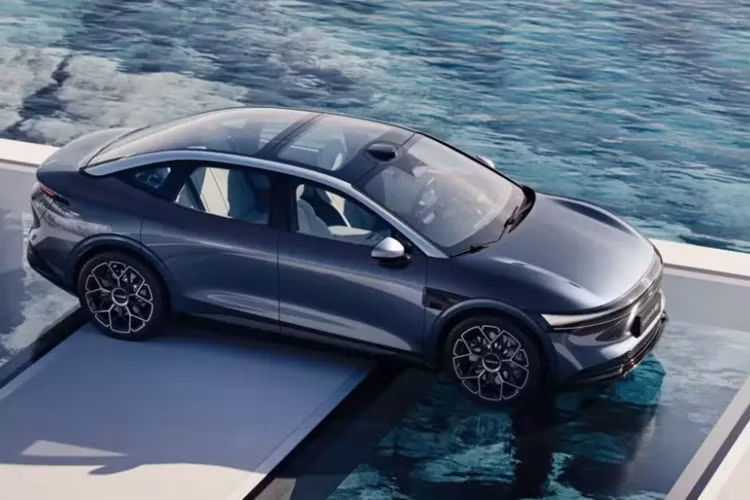 Sở hữu kiểu dáng sedan, 007 được cho là nỗ lực đầu tiên của Zeekr trong việc cạnh tranh trực tiếp với xe Tesla. Đồng thời, 007 cũng là mẫu xe đánh dấu ngôn ngữ thiết kế mới của thương hiệu Zeekr. Quá trình tạo hình của mẫu Zeekr 007 2024 chạy điện này được giám sát bởi giám đốc thiết kế Stefan Sielaff, người từng đầu quân cho Audi và Bentley.