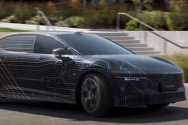 Chưa hết, Zeekr 007 còn có 3 cảm biến LiDAR trên nóc và chắn bùn nhằm phục vụ các tính năng lái bán tự động của xe. Theo thông tin trên trang web của Bộ Công nghiệp và Công nghệ Thông tin Trung Quốc, mẫu sedan này sẽ sở hữu kích thước dài x rộng x cao lần lượt 4.865 x 1.900 x 1.450 mm cùng chiều dài cơ sở 2.928 mm.