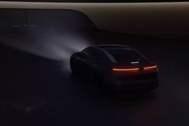 Thiết kế này mang đến ngoại hình đi trước thời đại cho tân binh của thương hiệu Zeekr. Bên sườn, Zeekr 007 được trang bị tay nắm cửa ẩn và ốp gương chiếu hậu sơn màu bạc, tương tự đường viền nóc để tạo điểm nhấn. Các cột của xe gợi liên tưởng đến thiết kế của Aston Martin DBX Crossover Concept ra mắt từ năm 2015.