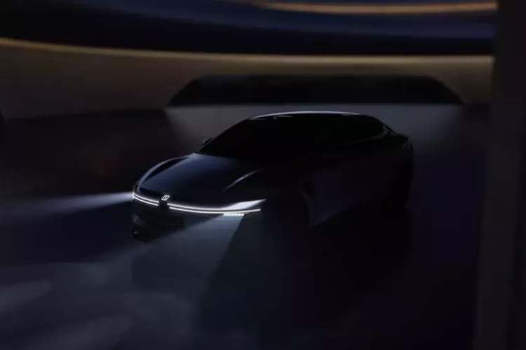 Tương tự nhiều mẫu xe điện đang bán trên thị trường, Zeekr 007 cũng sở hữu ngoại hình tối giản và không có nhiều đường cắt xẻ phức tạp. Thay vào đó, xe được thiết kế mượt mà để tối ưu hóa tính khí động lực học và kéo dài quãng đường di chuyển. Zeekr 007 được trang bị hệ thống đèn pha và đèn hậu mỏng với thiết kế xuyên suốt.