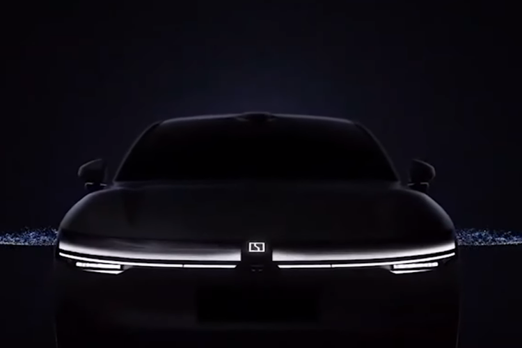 Với kích thước này, Zeekr 007 có vẻ sẽ là đối thủ của Tesla Model S hơn là Model 3. Xe sẽ dùng cơ sở gầm bệ SEA quen thuộc của tập đoàn mẹ Geely. "Trái tim" của Zeekr 007 là 1 mô-tơ điện có công suất tối đa 204 mã lực và mô-men xoắn cực đại 350 Nm. Nhờ đó, xe có thể tăng tốc từ 0-100 km/h trong thời gian 6,5 giây.