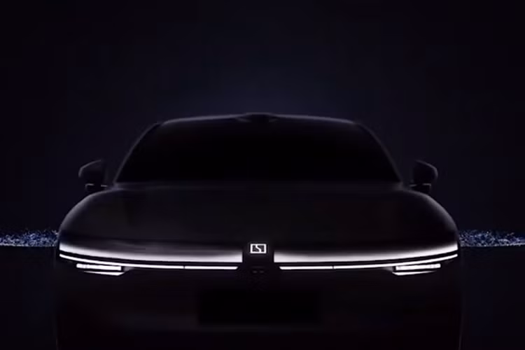 Với kích thước này, Zeekr 007 có vẻ sẽ là đối thủ của Tesla Model S hơn là Model 3. Xe sẽ dùng cơ sở gầm bệ SEA quen thuộc của tập đoàn mẹ Geely. "Trái tim" của Zeekr 007 là 1 mô-tơ điện có công suất tối đa 204 mã lực và mô-men xoắn cực đại 350 Nm. Nhờ đó, xe có thể tăng tốc từ 0-100 km/h trong thời gian 6,5 giây.