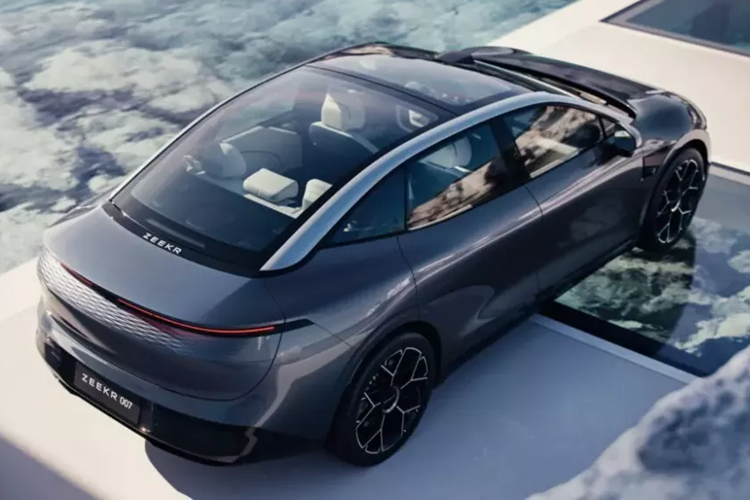 Trong tương lai, xe có thể được bổ sung phiên bản 2 mô-tơ điện nhanh và mạnh hơn. Thông tin về pin của Zeekr 007 chưa được hé lộ. Chỉ biết rằng, thời gian nạp pin từ 10-80% bằng hệ thống sạc nhanh sẽ dưới 30 phút. Giá xe Zeekr 007 hiện vẫn còn là bí ẩn. Tuy nhiên, theo truyền thống của thương hiệu Zeekr thì 007 sẽ không rẻ.