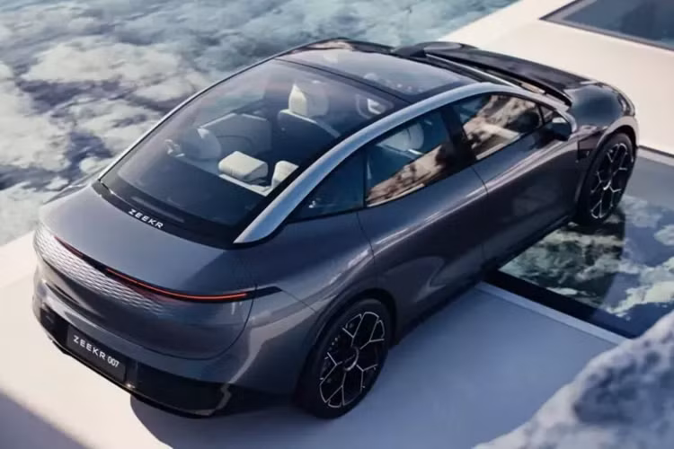 Trong tương lai, xe có thể được bổ sung phiên bản 2 mô-tơ điện nhanh và mạnh hơn. Thông tin về pin của Zeekr 007 chưa được hé lộ. Chỉ biết rằng, thời gian nạp pin từ 10-80% bằng hệ thống sạc nhanh sẽ dưới 30 phút. Giá xe Zeekr 007 hiện vẫn còn là bí ẩn. Tuy nhiên, theo truyền thống của thương hiệu Zeekr thì 007 sẽ không rẻ.