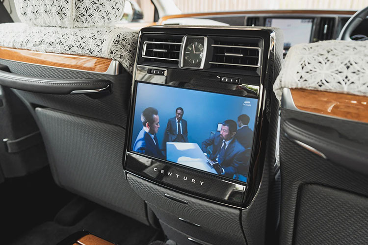 Tờ Bestcarweb cho biết Toyota Century SUV sẽ được phát triển dựa trên cơ sở gầm bệ TNGA-K dẫn động cầu trước, tương tự những người anh em cùng thương hiệu như Venza, RAV4, Highlander và Grand Highlander. Xe sẽ sở hữu kích thước dài x rộng x cao lần lượt khoảng 5.200 x 1.950 x 1.750 mm và chiều dài cơ sở 3.000 mm.