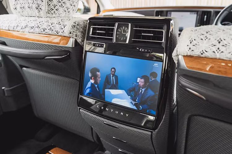 Tờ Bestcarweb cho biết Toyota Century SUV sẽ được phát triển dựa trên cơ sở gầm bệ TNGA-K dẫn động cầu trước, tương tự những người anh em cùng thương hiệu như Venza, RAV4, Highlander và Grand Highlander. Xe sẽ sở hữu kích thước dài x rộng x cao lần lượt khoảng 5.200 x 1.950 x 1.750 mm và chiều dài cơ sở 3.000 mm.