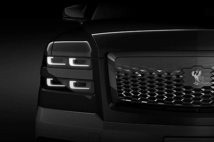 Ngoài ra, Toyota Century SUV còn đi kèm lưới tản nhiệt cỡ lớn với mắt lưới hình tổ ong. Lưới tản nhiệt được thiết kế lồi và không đi kèm logo Toyota như thường thấy. Thay vào đó, mẫu xe này được trang bị logo hình chim phượng hoàng tương tự phiên bản sedan.