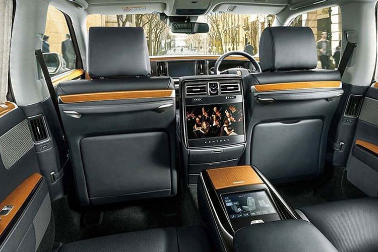 Cũng theo tin đồn, mẫu SUV hạng sang này sẽ được trang bị vách ngăn ở giữa hàng ghế trước và sau, tương tự Lexus LM phiên bản 4 chỗ. Thiết kế này nhằm đảm bảo sự riêng tư cho hành khách phía sau cũng thường là ông chủ đích thực của xe.