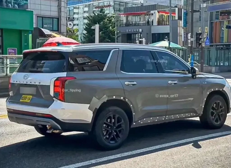 Việc nguyên mẫu xe SUV Hyundai Palisade thế hệ mới xuất hiện mà không có lớp nguỵ trang được nhiều trang tin cho rằng, nhà sản xuất hiện đang thử nghiệm nền tảng ô tô mới và sửa chữa thân xe từ thế hệ hiện tại.