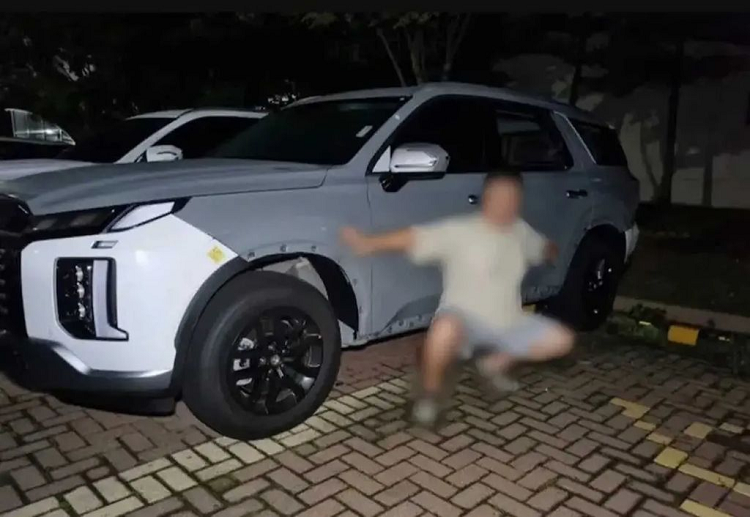 Tuy nhiên, khi quan sát kỹ hình ảnh có thể thấy chiều dài cơ sở của xe đã được kéo dài thêm một chút. Thay đổi này phù hợp với chiến lược hiện tại của Hyundai là phóng to mọi mẫu SUV có thể. Tuy nhiên, bộ khung tổng thể của Hyundai Palisade 2025 mới gần như vẫn được giữ nguyên.