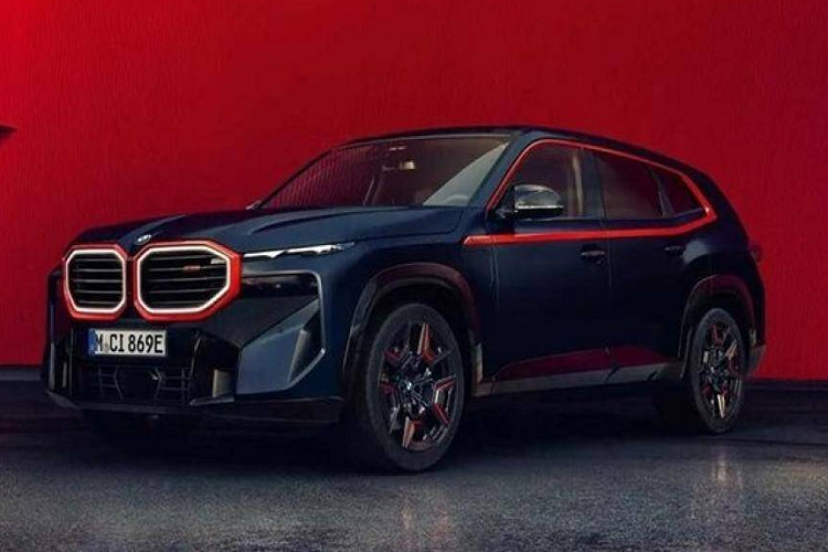 Những trang bị tiêu chuẩn đáng chú ý của xe gồm có hệ thống treo thích ứng Adaptive M Suspension Professional, khóa vi sai M Sport Differential, vành hợp kim 22 inch siêu nhẹ, nội thất bọc da Merino, sạc điện thoại không dây, hệ thống âm thanh vòm Bowers &amp; Wilkins, cửa hít và hệ thống cảnh báo áp suất lốp.